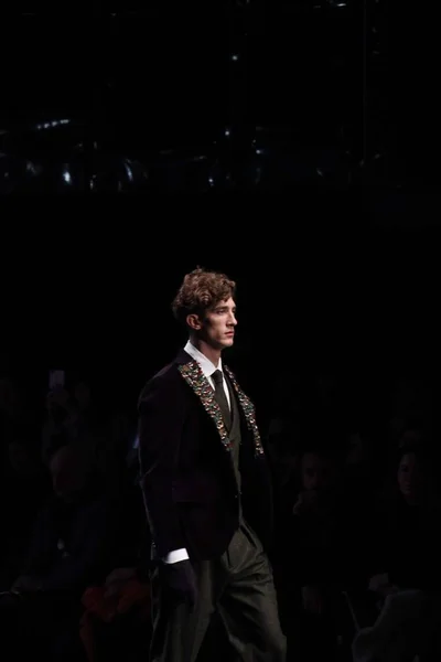 Model Displays New Creation Daks Fashion Show Milan Men Fashion — Stock Photo, Image
