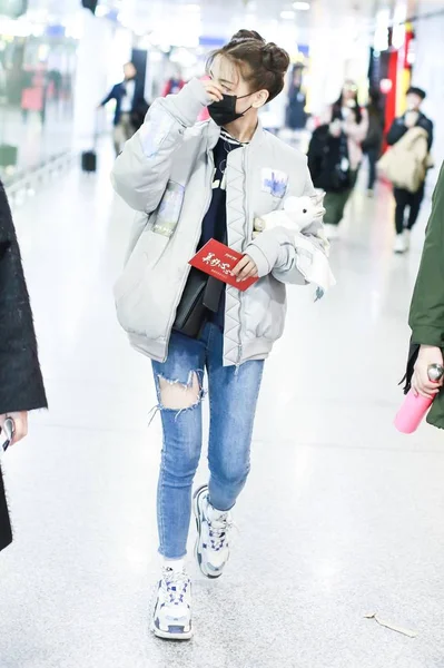 2019年1月14日 中国青少年偶像集团 火箭女孩 101 的杨朝阳抵达北京首都国际机场 — 图库照片