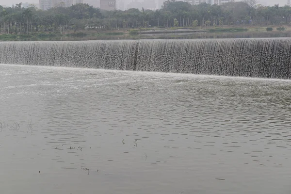 Een Weergave Van Een Reusachtige Kunstmatige Waterval Het Midden Van — Stockfoto