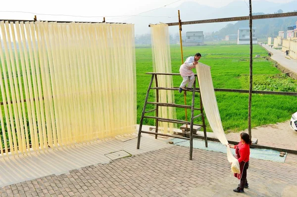 Chinese Arbeiders Hangt Handgemaakte Noedels Drogen Zhongjiang County Deyang Stad — Stockfoto