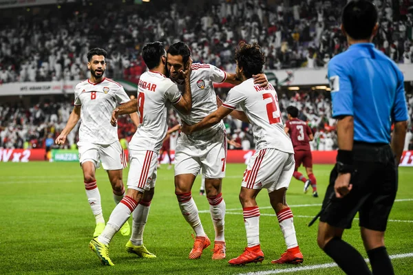 2019年1月14日 在阿拉伯联合酋长国阿布扎比举行的 Afc 亚洲杯 组比赛中 阿拉伯联合酋长国国家足球队的球员在与泰国国家足球队的比赛中进球后庆祝 — 图库照片