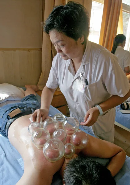 Китайский Врач Проводит Терапию Больнице Традиционной Китайской Медицины Ткм Городе — стоковое фото