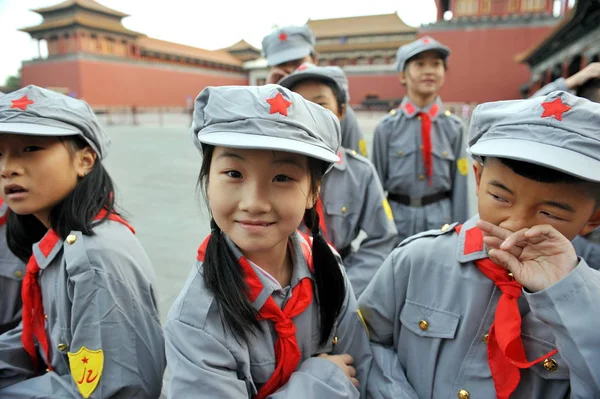 Kinesiska Eleverna Klädda Röda Armén Dräkter Besöker Den Förbjudna Staden — Stockfoto