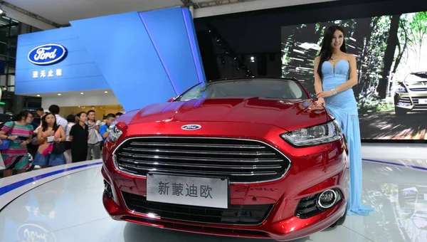 Modelo Posa Con Coche Stand Ford Durante Una Exposición Automóviles — Foto de Stock