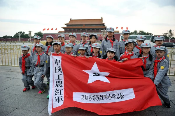 Kinesiska Elever Klädda Röda Armén Kostymer Utgör Med Flagga Huvud — Stockfoto