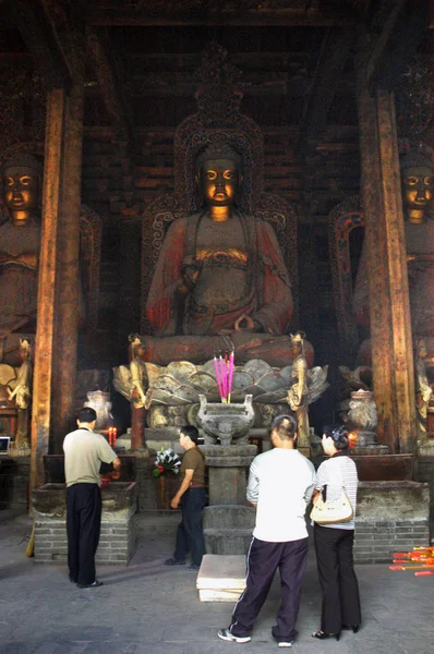 Worshippers Burn Joss Sticks Pray Front Buddha Statues Fengguo Temple — Stok fotoğraf