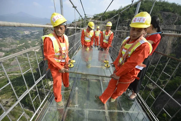 Trabalhadores Chineses Substituem Pedaço Vidro Riscado Por Novo Ponte Suspensa — Fotografia de Stock