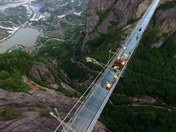 Çinli Işçiye Çizilmiş Bir Cam Parçası 180 Metre Yukarıda Shiniuzhai — Stok fotoğraf