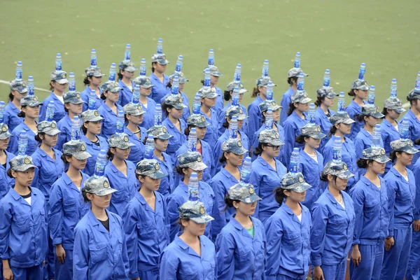 Estudantes Chinesas Com Garrafas Plástico Nas Cabeças Participam Uma Sessão — Fotografia de Stock