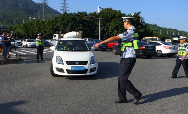 Oficial Policía Chino Detiene Coche Después Que Conductor Corriera Semáforo — Foto de Stock