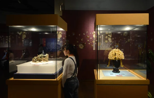 Tourist Watches Empress Xiao Crown Left Its Replica Display Exhibition — Stock Photo, Image