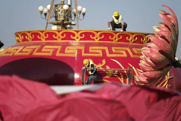 Китайські Робітники Встановлюють Гігантський Вазон Щоб Створити Партерним Рамках Підготовки — стокове фото