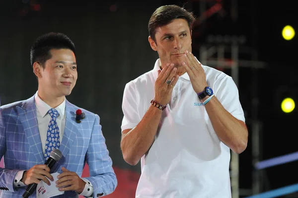 Der Pensionierte Argentinische Fußballstar Javier Zanetti Rechts Küsst Die Fans — Stockfoto