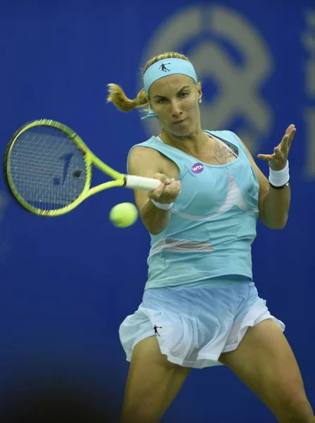 Світлана Кузнєцова Росії Повертає Постріл Белінда Bencic Швейцарії Під Час — стокове фото