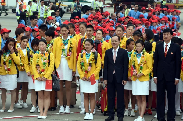 Κινεζική Καταδύσεις Ολυμπιονίκης Minxia Δεύτερη Δεξιά Και Άλλων Κινεζική Ηπειρωτική — Φωτογραφία Αρχείου