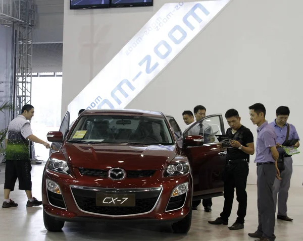 Besökare Tittar Mazda Bilutställning Nanjing City Östra Kinas Jiangsu Provinsen — Stockfoto