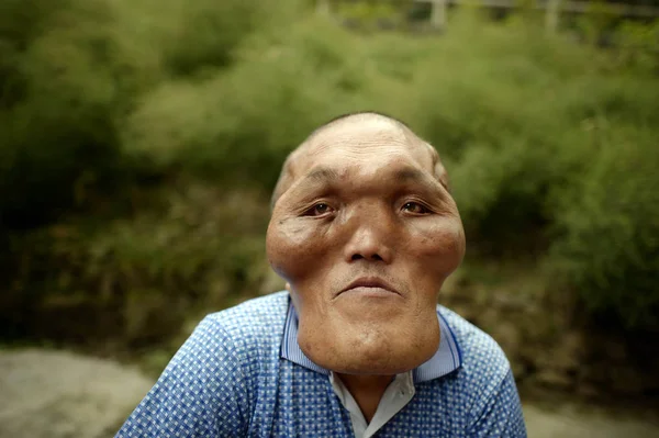 2016년 23일 라오투 마을에서 외국인과 변형된 얼굴포즈를 샤위안하이 — 스톡 사진