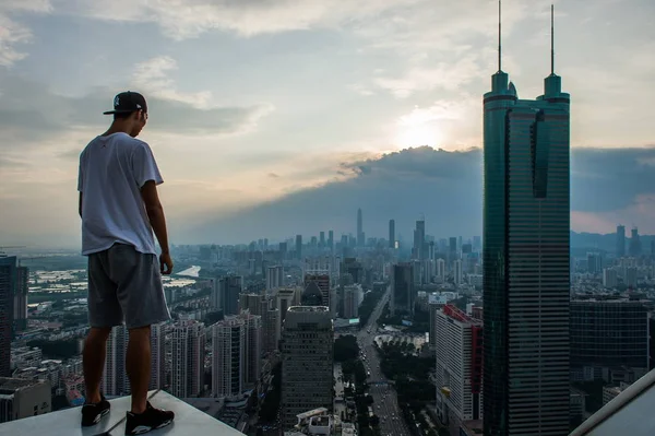 Egy Férfi Néz Shun Hing Square Building Legmagasabb Más Néven — Stock Fotó