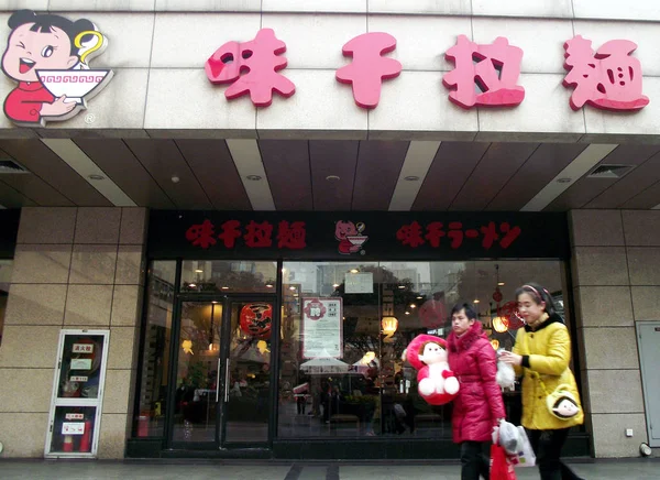 2013年2月23日 在中国东部江苏省南京市 行人走过阿吉森拉面的餐厅 — 图库照片