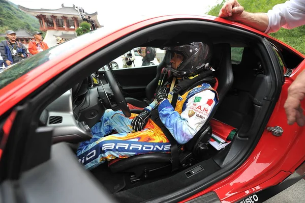 Coureur Italien Fabio Barone Est Photographié Dans Une Voiture Sport — Photo