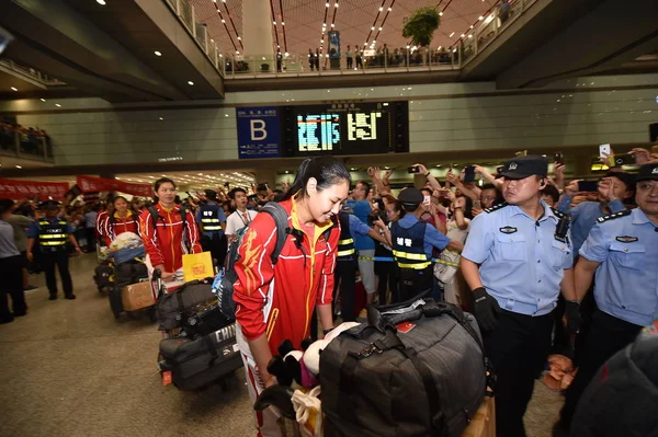 Hráči Týmu Volejbal Čínské Národní Ženské Jsou Vítány Beijing Capital — Stock fotografie