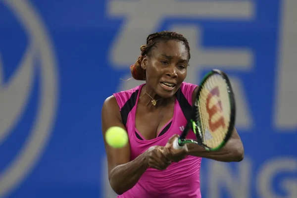 Venus Williams Stanów Zjednoczonych Zwraca Strzał Svetlana Kuznetsova Rosji Ich — Zdjęcie stockowe