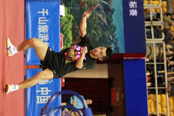 中国乒乓球明星张继科参加了2016年9月21日在中国东北辽宁省鞍山市举行的 6年全国乒乓球锦标赛的训练课 — 图库照片