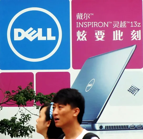 Piesi Chodzą Pokładzie Reklamy Dell Szanghaju Chiny Listopada 2012 — Zdjęcie stockowe
