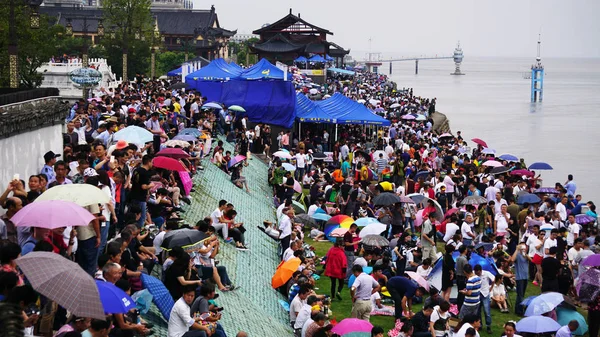 Folle Visitatori Residenti Locali Attendono Vedere Marea Del Fiume Qiantang — Foto Stock