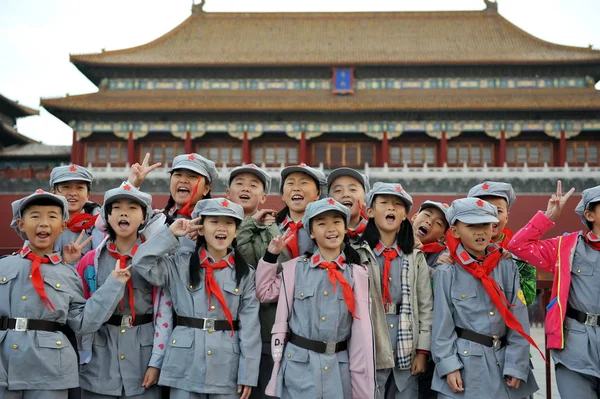 赤い軍隊 の衣装を着た中国人生徒を訪問 中国北京の紫禁城 2016 — ストック写真