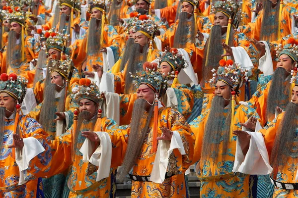 Chinesische Opernkünstler Und Fans Treten Kaiserlichen Gewändern Auf Einen Neuen — Stockfoto