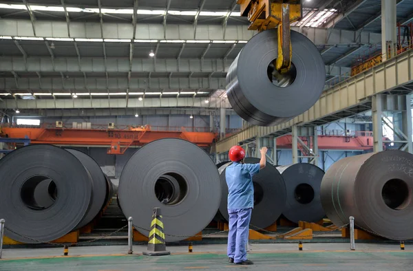2014年8月13日 中国北部の河北省半安市にある河北鉄鋼グループの製鉄所の倉庫で 中国の労働者がクレーンを持ち上げるよう指示した — ストック写真