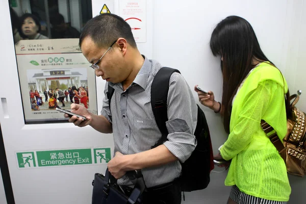 Passageiros Usam Seus Smartphones Para Navegar Internet Trem Metrô Cidade — Fotografia de Stock