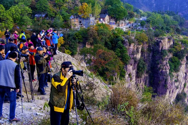 Turistler Huixian Ilçesinde Taihang Dağları Guoliang Köyünde Fotoğraf Çekmek Xinxiang — Stok fotoğraf