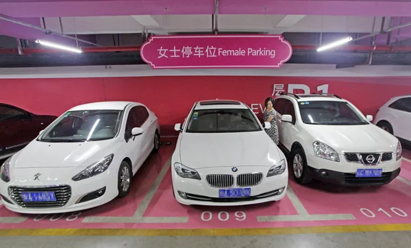 Carros Estão Estacionados Nos Espaços Cor Rosa Para Mulheres Estacionamento — Fotografia de Stock