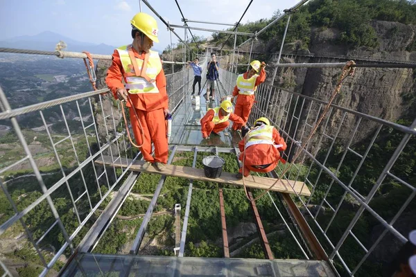 Trabalhadores Chineses Substituem Pedaço Vidro Riscado Por Novo Ponte Suspensa — Fotografia de Stock