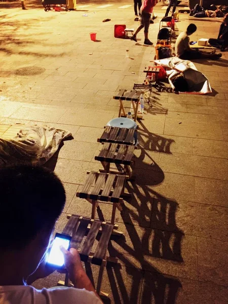2016年8月16日 北京大学第一医院门诊楼前 折叠凳子和塑料瓶排成一排 代替病人主人在门诊楼前排队登记 — 图库照片