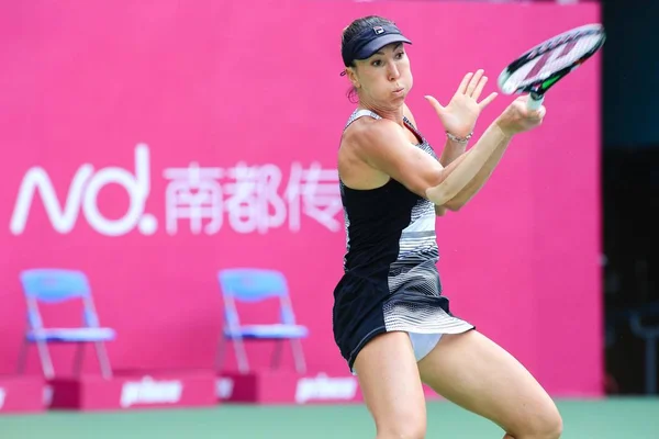 セルビアのエレナ ヤンコビッチ戻りますショット レシアナセリ Tsurenko ウクライナの彼らの女子シングルス決勝で広州市に中国南部の広東省 2016 Wta 広州オープン 2016 年の間に — ストック写真