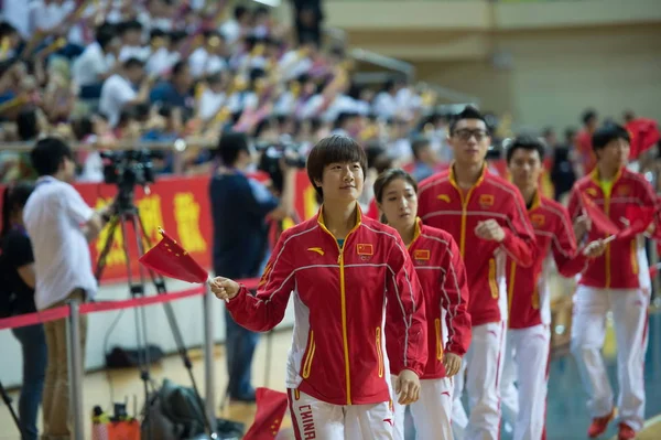 Bintang Tenis Meja Cina Ding Ning Depan Dan Delegasi Atlet — Stok Foto