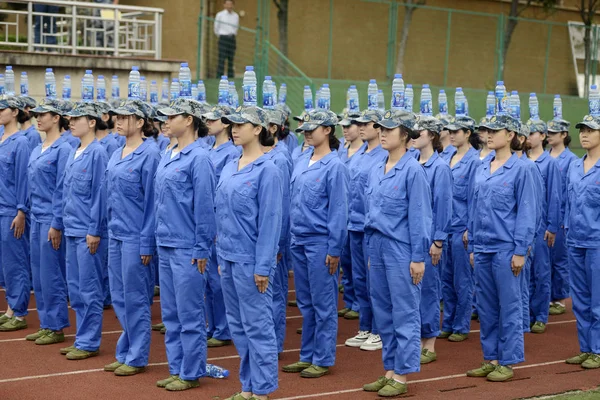 頭にプラスチック飲料のボトルを持つ女性中国人学生は 中国の湖南省 長沙市の長沙航空職業専門学校での軍事訓練セッションに参加します 月2016 — ストック写真