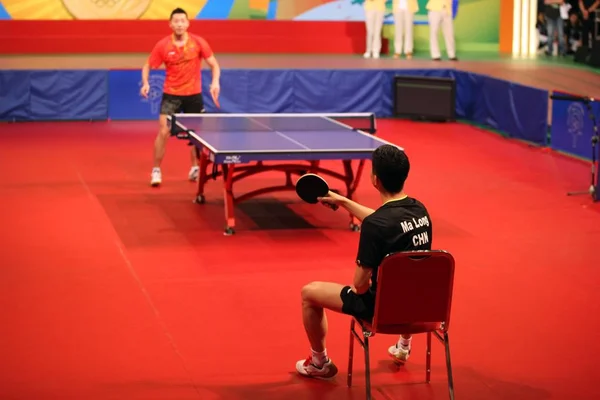 中国大陆奥运金牌获得者在中国香港访问期间举行的示威活动中 前面的中国乒乓球运动员马龙与乒乓球运动员徐欣比赛时 坐在椅子上 — 图库照片