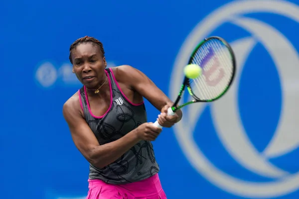 Venus Williams Stanów Zjednoczonych Zwraca Strzał Schmiedlova Rosji Drugim Meczu — Zdjęcie stockowe