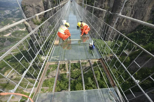 Trabajadores Chinos Reemplazan Trozo Vidrio Rayado Con Uno Nuevo Puente — Foto de Stock