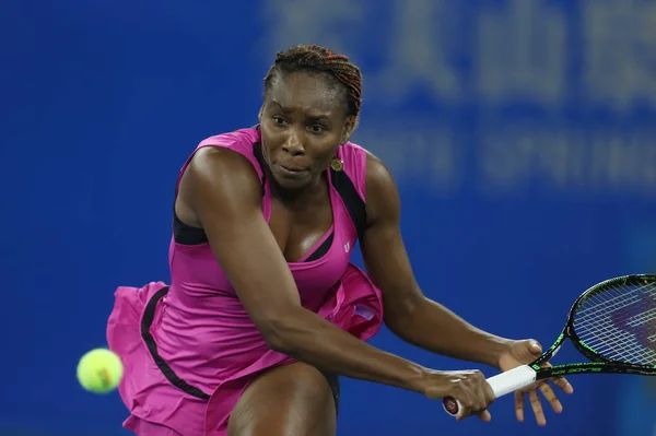 Venus Williams Stanów Zjednoczonych Zwraca Strzał Svetlana Kuznetsova Rosji Ich — Zdjęcie stockowe