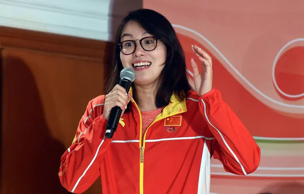 中国水泳星 Yuanhui 中国で記者会見 2016 — ストック写真