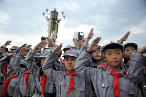 Kinesiska Elever Klädda Röda Armén Kostymer Salute Flagga Raising Ceremoni — Stockfoto