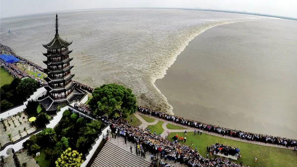 Visitatori Residenti Locali Osservano Marea Del Fiume Qiantang Nella Città — Foto Stock