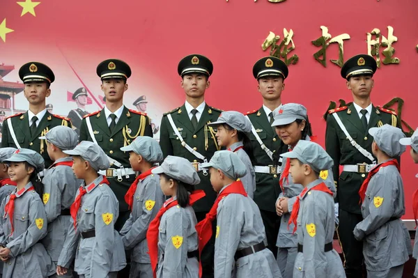 Alumnos Chinos Vestidos Con Disfraces Del Ejército Rojo Visitan Guardias — Foto de Stock