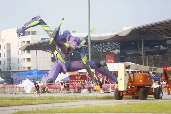 Відвідувачів Повз Гігантських Модель Evangelion Від Японський Мультиплікаційний Серіал Єва — стокове фото