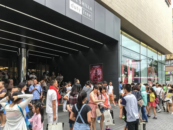 Čínští Turisté Čekají Mimo Celní Sklad Nakupování Jeju Jižní Koreji — Stock fotografie